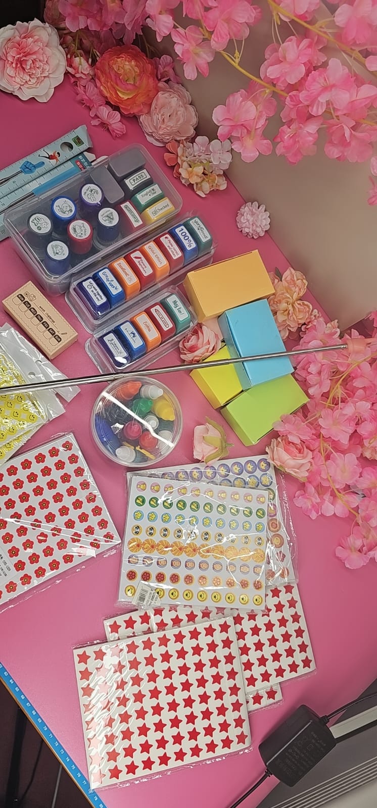 Kit de Motivación y Recursos para el Aula – Sellos + Stickers + Pinturas + Puntero + Tarjetas