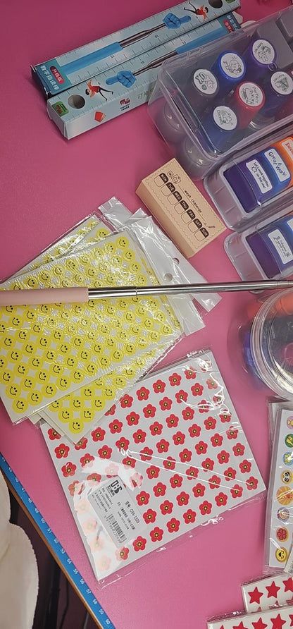 Kit de Motivación y Recursos para el Aula – Sellos + Stickers + Pinturas + Puntero + Tarjetas