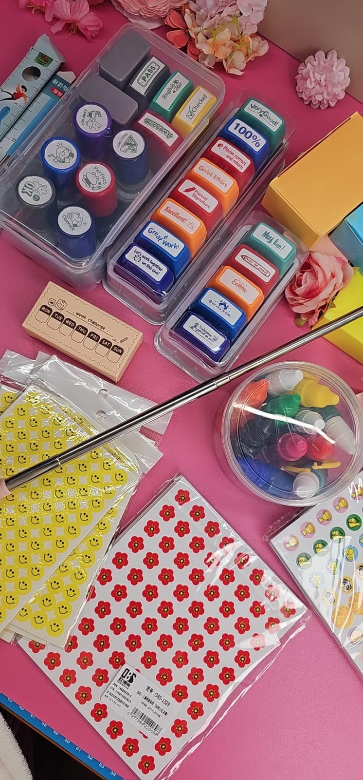 Kit de Motivación y Recursos para el Aula – Sellos + Stickers + Pinturas + Puntero + Tarjetas