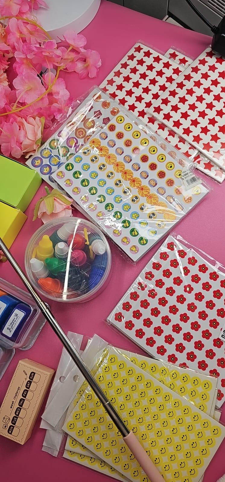 Kit de Motivación y Recursos para el Aula – Sellos + Stickers + Pinturas + Puntero + Tarjetas