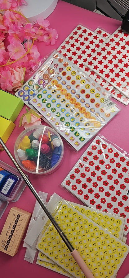 Kit de Motivación y Recursos para el Aula – Sellos + Stickers + Pinturas + Puntero + Tarjetas